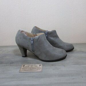 Journee Collection Women's 8W Sanzi Kitten Heel Booties Gray